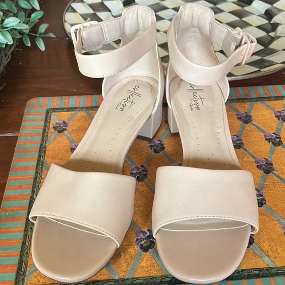 Clarks Ultimate Comfort Collection  nude size 39 fits like 8-1/2 leather - Picture 4 of 7